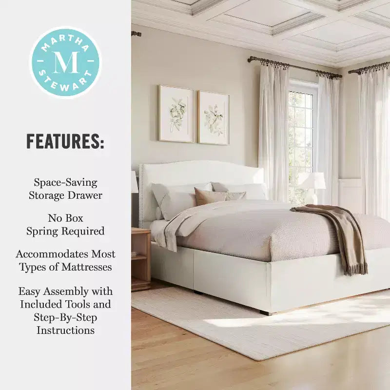 Letto a piattaforma imbottito Off-White con testiera borchiata e cassetti – Queen/King