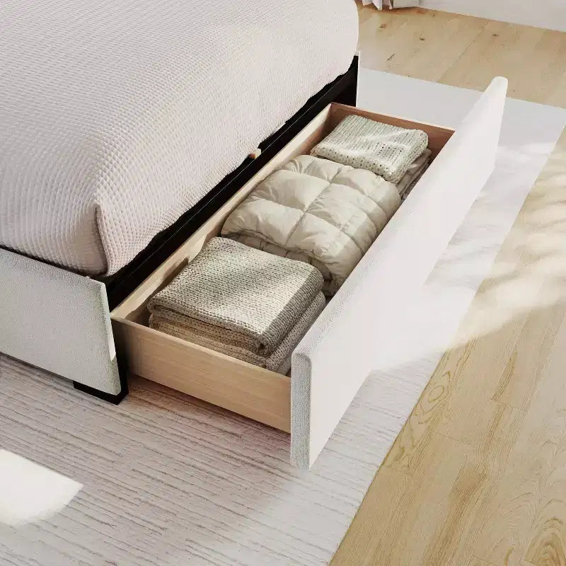 Letto a piattaforma imbottito Off-White con testiera borchiata e cassetti – Queen/King