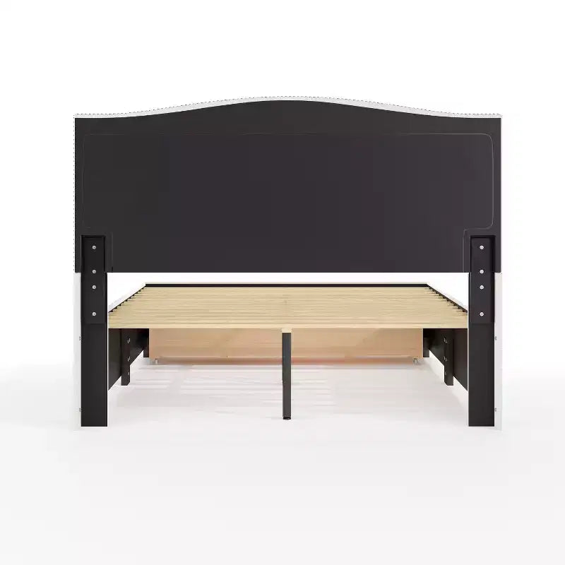 Letto a piattaforma imbottito Off-White con testiera borchiata e cassetti – Queen/King