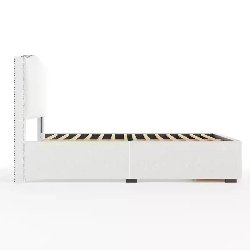 Letto a piattaforma imbottito Off-White con testiera borchiata e cassetti – Queen/King