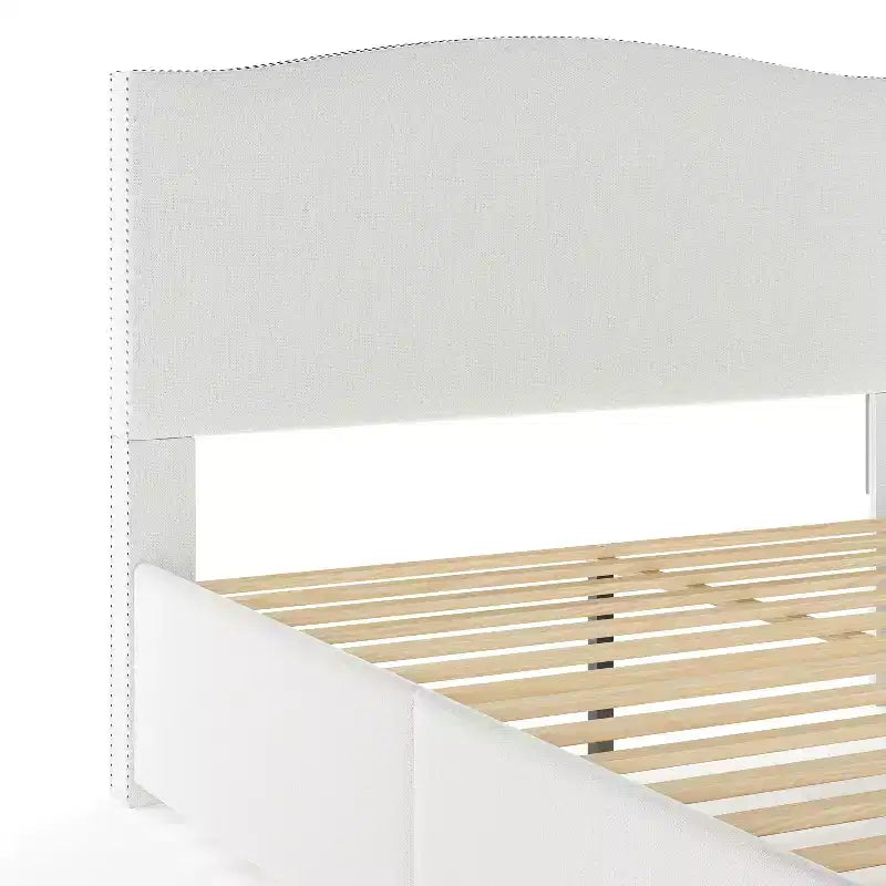 Letto a piattaforma imbottito Off-White con testiera borchiata e cassetti – Queen/King