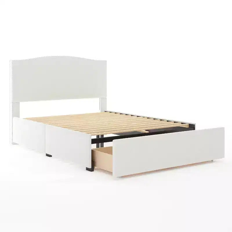 Letto a piattaforma imbottito Off-White con testiera borchiata e cassetti – Queen/King