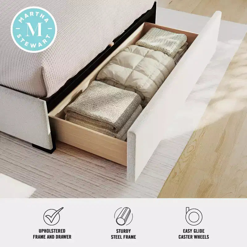 Letto a piattaforma imbottito Off-White con testiera borchiata e cassetti – Queen/King